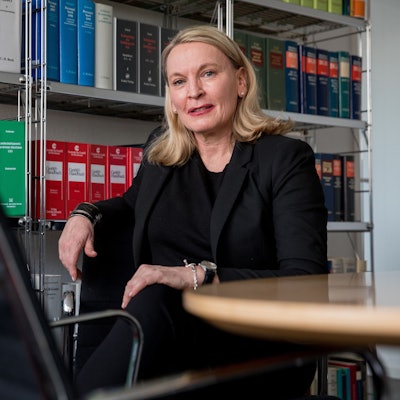 Die Kölner Rechtsanwältin Nicole Langen sitzt im Büro ihrer Kölner Kanzlei.