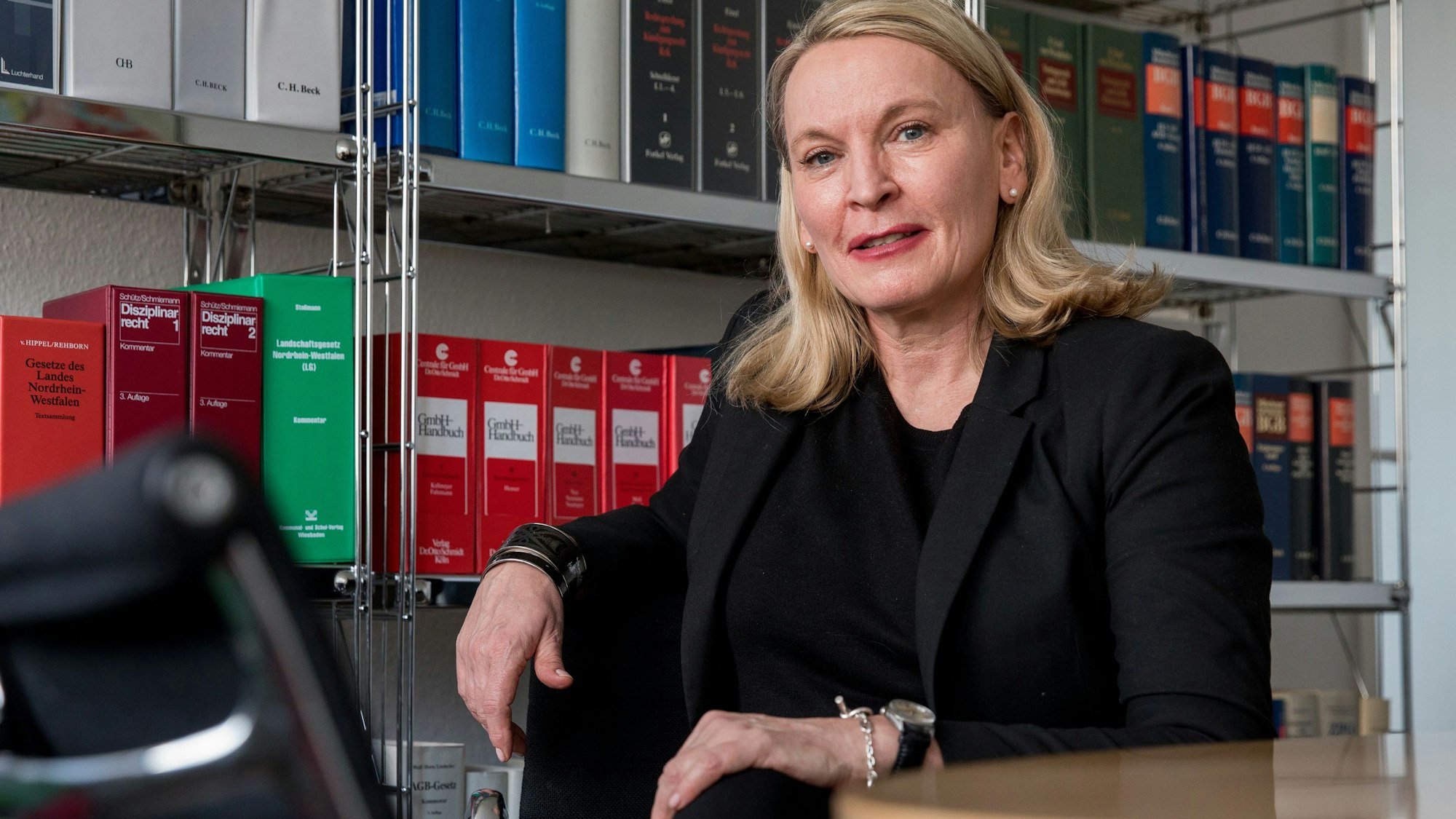 Die Kölner Rechtsanwältin Nicole Langen sitzt im Büro ihrer Kölner Kanzlei.
