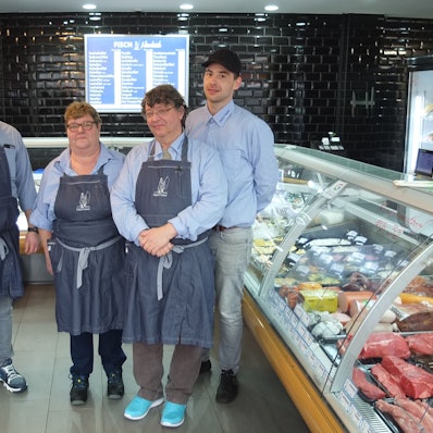 Thomas Hembsch (l.) mit dem Verkaufsteam des neuen Geschäfts und Vorgänger Patrick Duck.