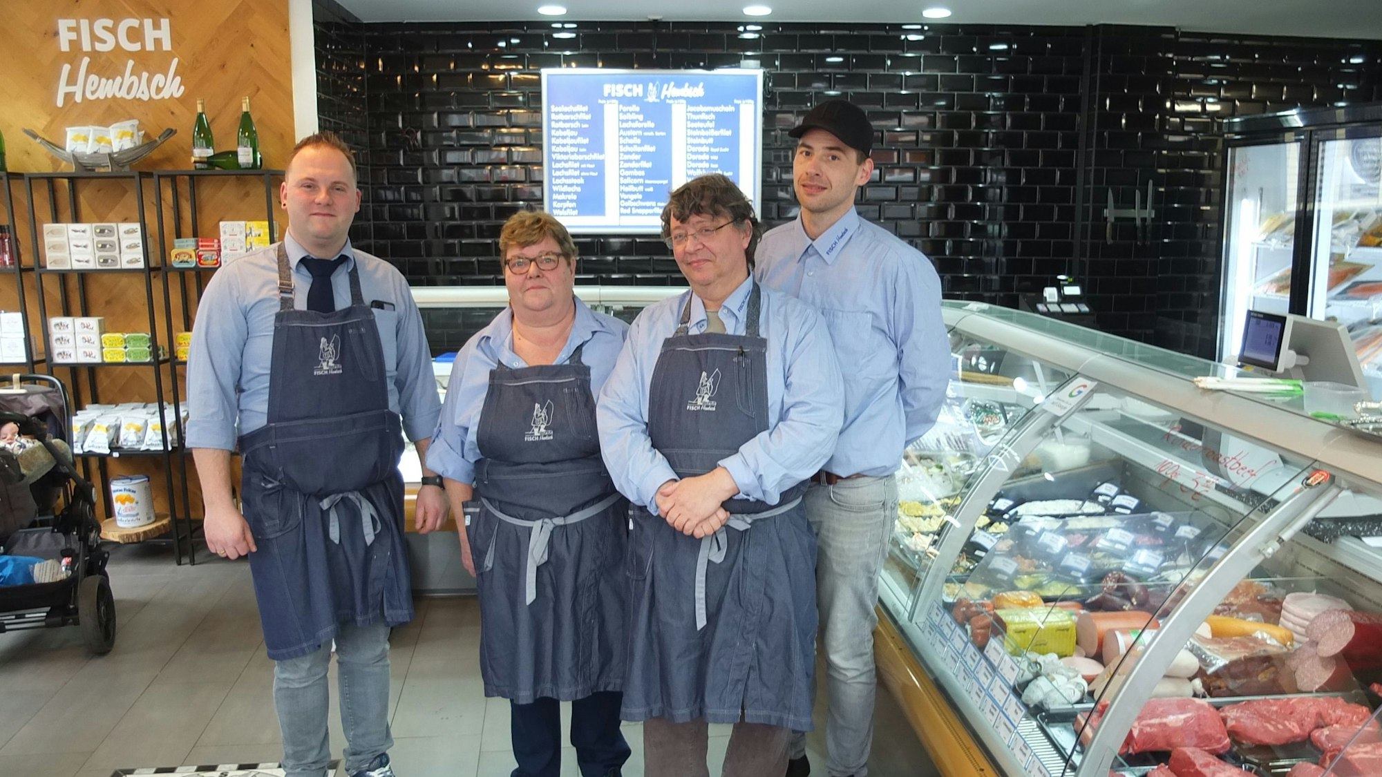 Thomas Hembsch (l.) mit dem Verkaufsteam des neuen Geschäfts und Vorgänger Patrick Duck.