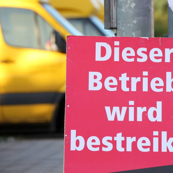Ein Schild mit der Aufschrift „Dieser Betrieb wird bestreikt“ steht vor einer bestreikten Deutsche-Post-DHL-Niederlassung. (Archivbild)