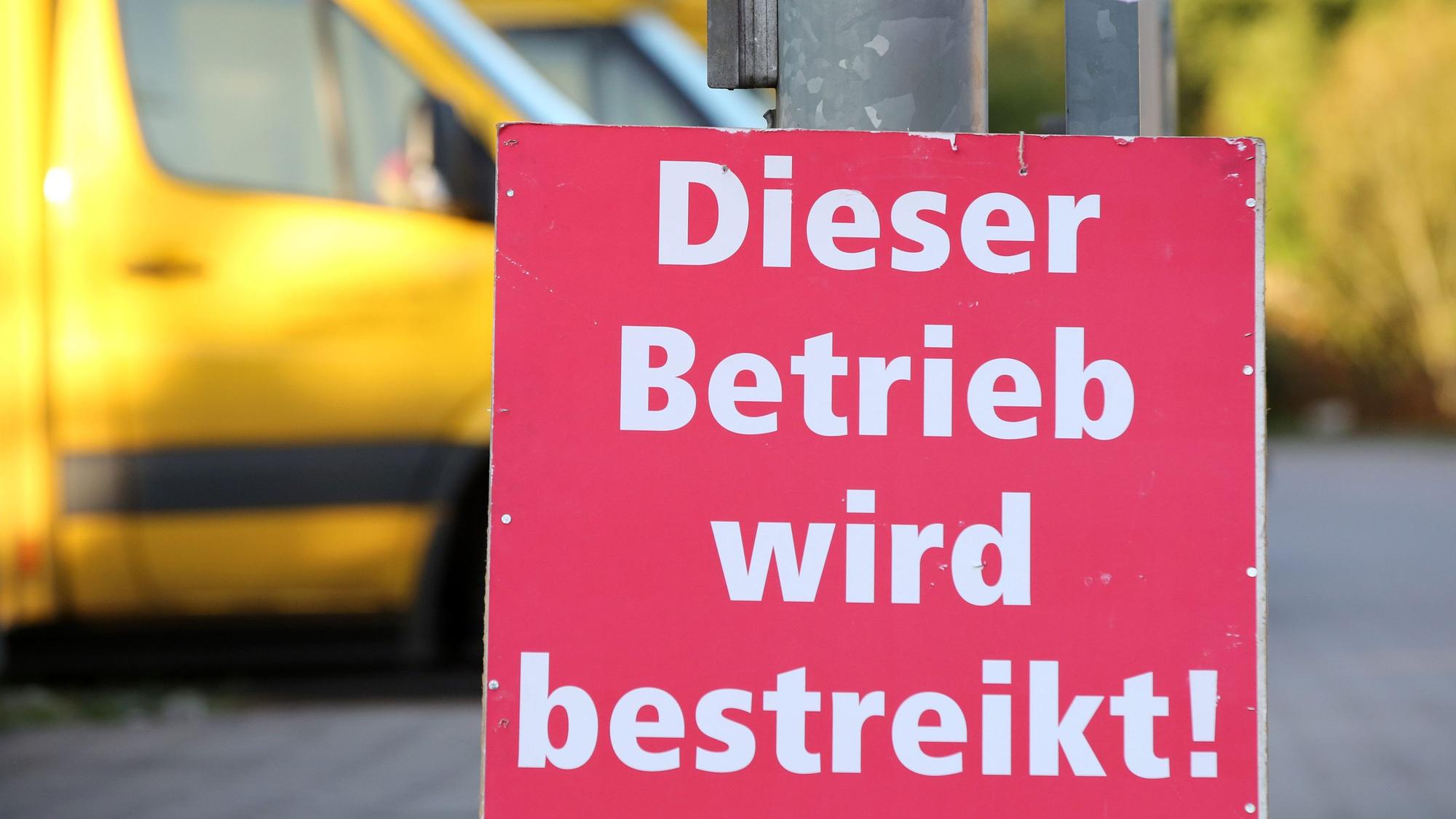 Ein Schild mit der Aufschrift «Dieser Betrieb wird bestreikt» steht vor einer bestreikten Deutsche-Post-DHL-Niederlassung.
