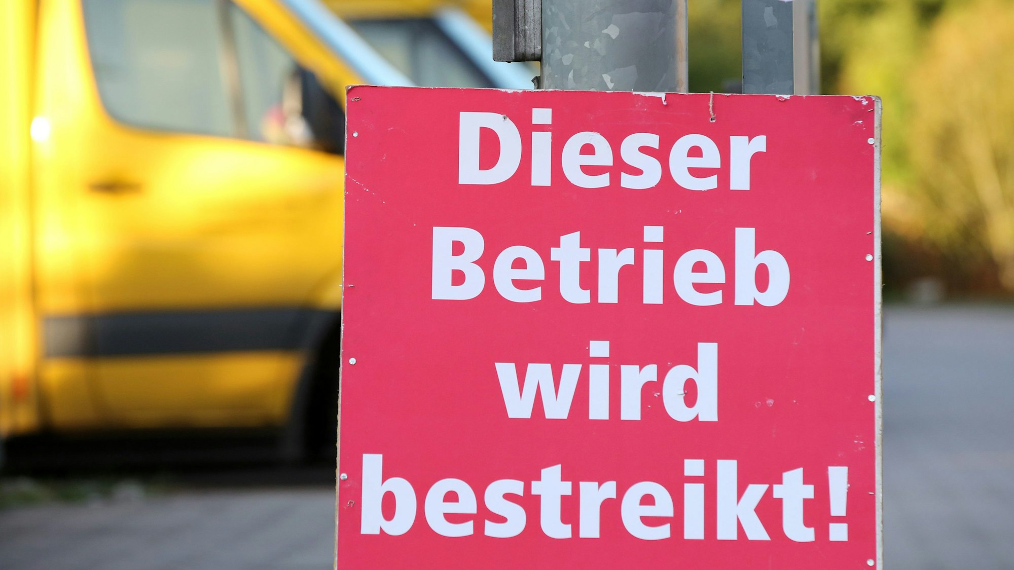 Ein Schild mit der Aufschrift «Dieser Betrieb wird bestreikt» steht vor einer bestreikten Deutsche-Post-DHL-Niederlassung.