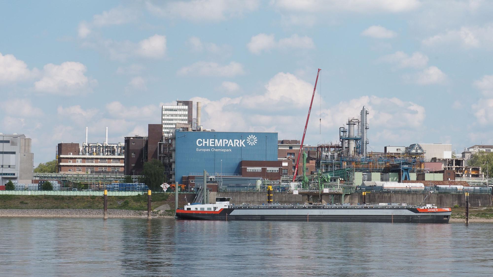 09.05.2022, Leverkusen. Chempark von Merkenich aus gesehen. Foto: Max Grönert
