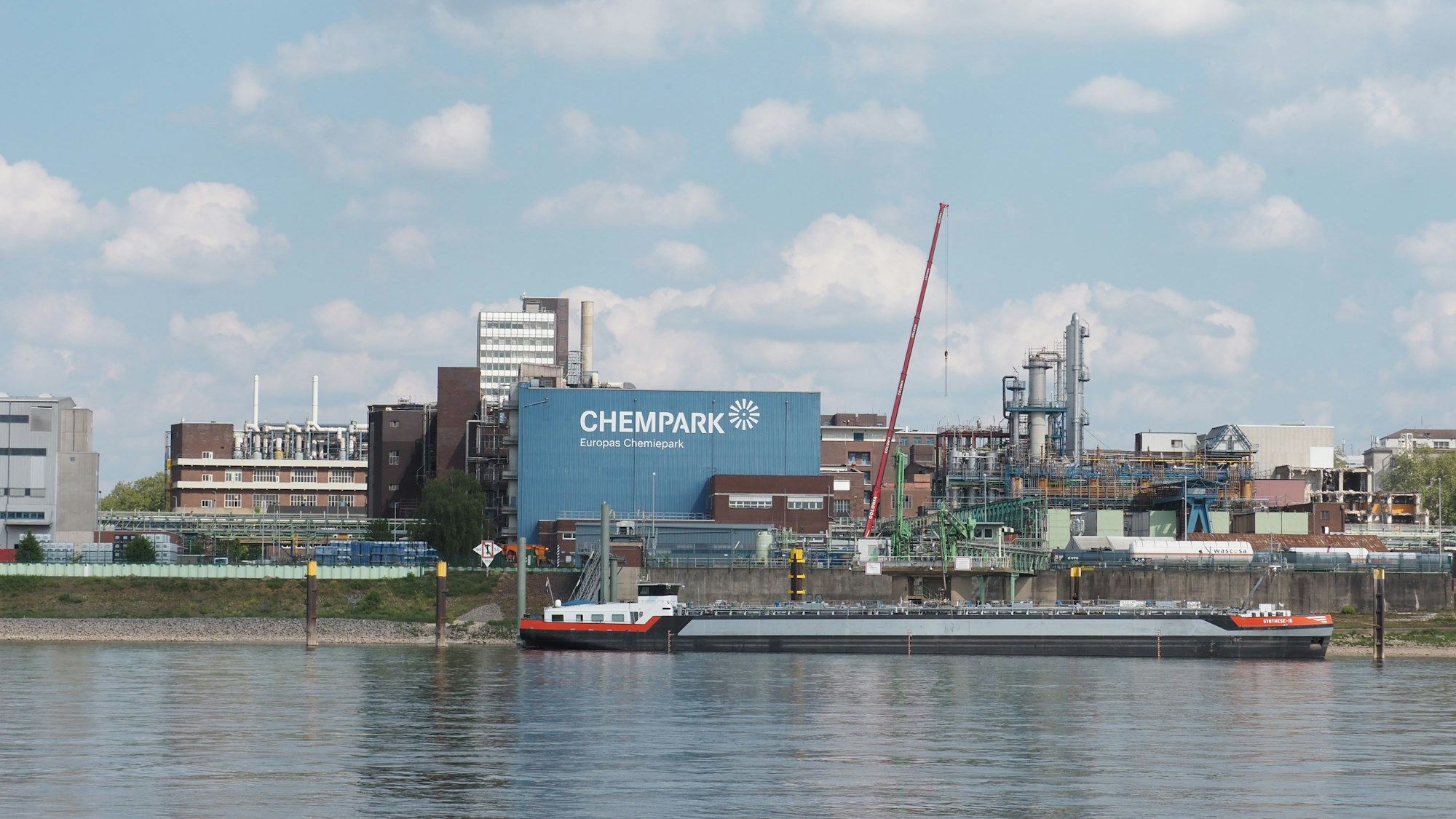 09.05.2022, Leverkusen. Chempark von Merkenich aus gesehen. Foto: Max Grönert