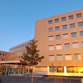 Das Kreishaus in der Straße Am Rübezahlwald in Bergisch Gladbach-Heidkamp wird von der Sonne angestrahlt.