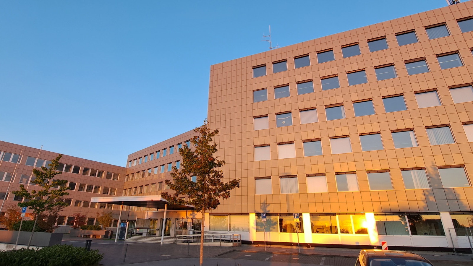 Das Kreishaus in der Straße Am Rübezahlwald in Bergisch Gladbach-Heidkamp wird von der Sonne angestrahlt.