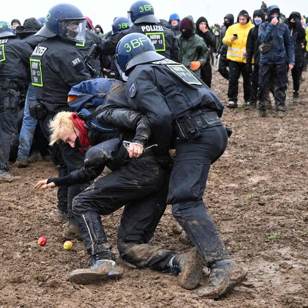 Zwei Polizisten ziehen einen Demonstranten während der Proteste gegen den Abriss von Lützerath weg.