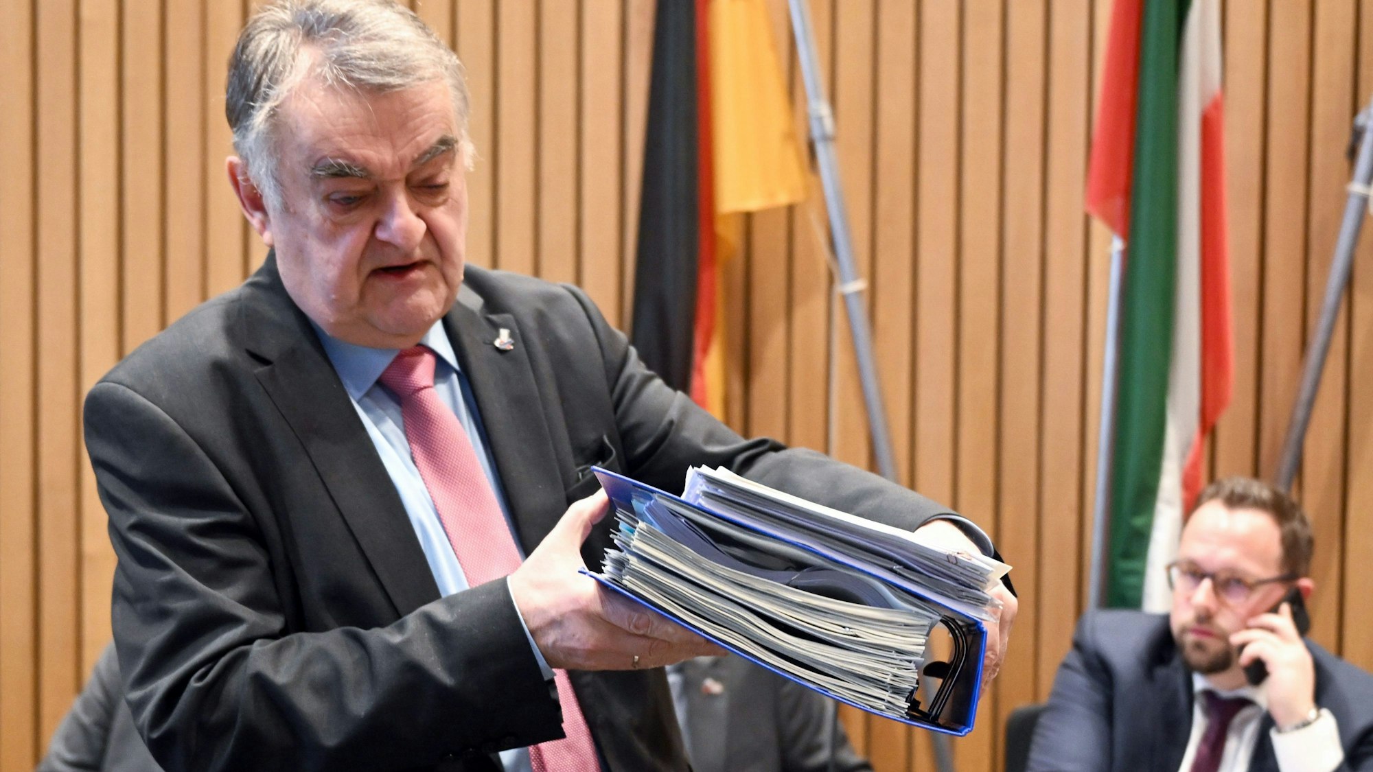 Herbert Reul (CDU), Innenminister von Nordrhein-Westfalen, kommt zur Sitzung des Innenausschusses des Landtages.
