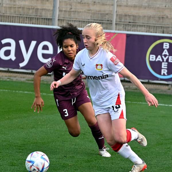 30.10.2022-Fussball-Frauen-Bayer Leverkusen-SGS Essen
rechts: Caroline Siems (Bayer)
Foto: Uli Herhaus