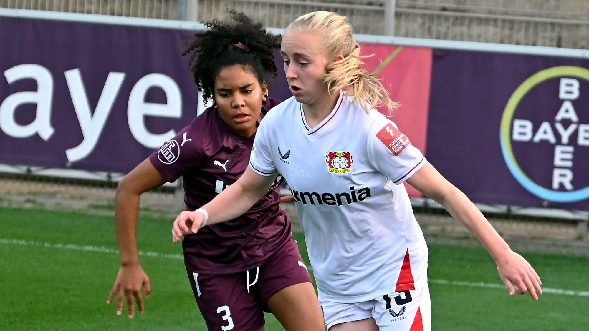 30.10.2022-Fussball-Frauen-Bayer Leverkusen-SGS Essen
rechts: Caroline Siems (Bayer)
Foto: Uli Herhaus
