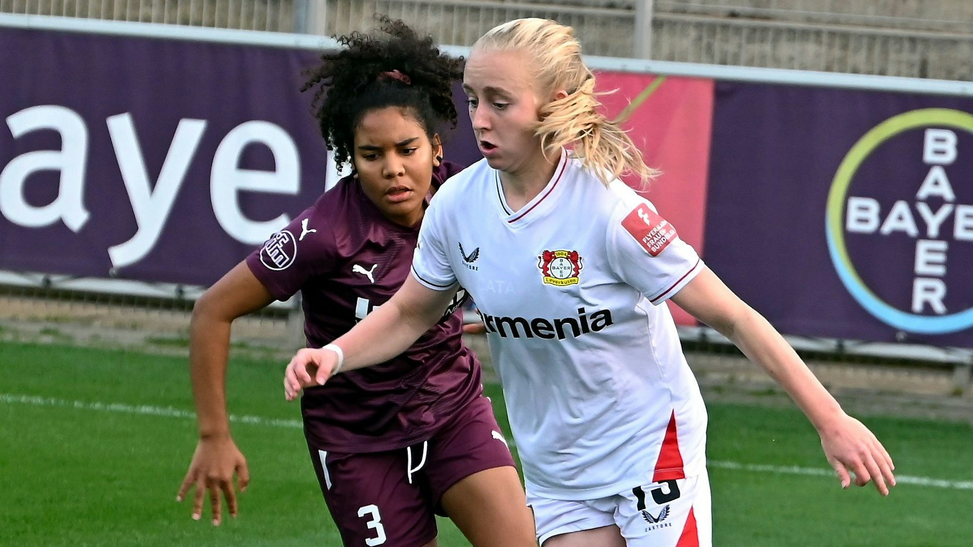 30.10.2022-Fussball-Frauen-Bayer Leverkusen-SGS Essen
rechts: Caroline Siems (Bayer)
Foto: Uli Herhaus