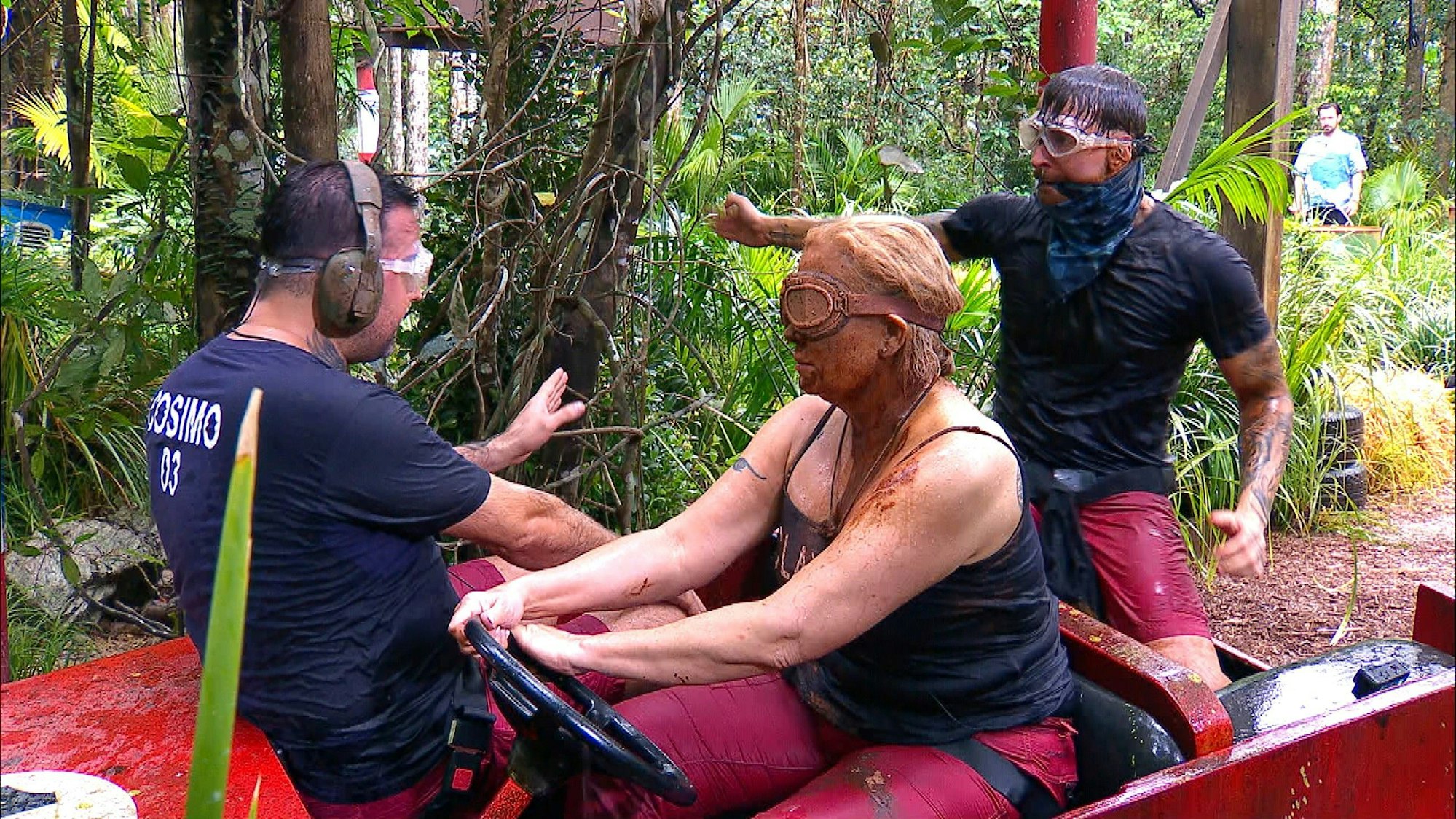 Claudia Effenberg, Cosimo Citiolo und Gigi Birofio fahren in einem kleinen Auto durch den Dschungel.