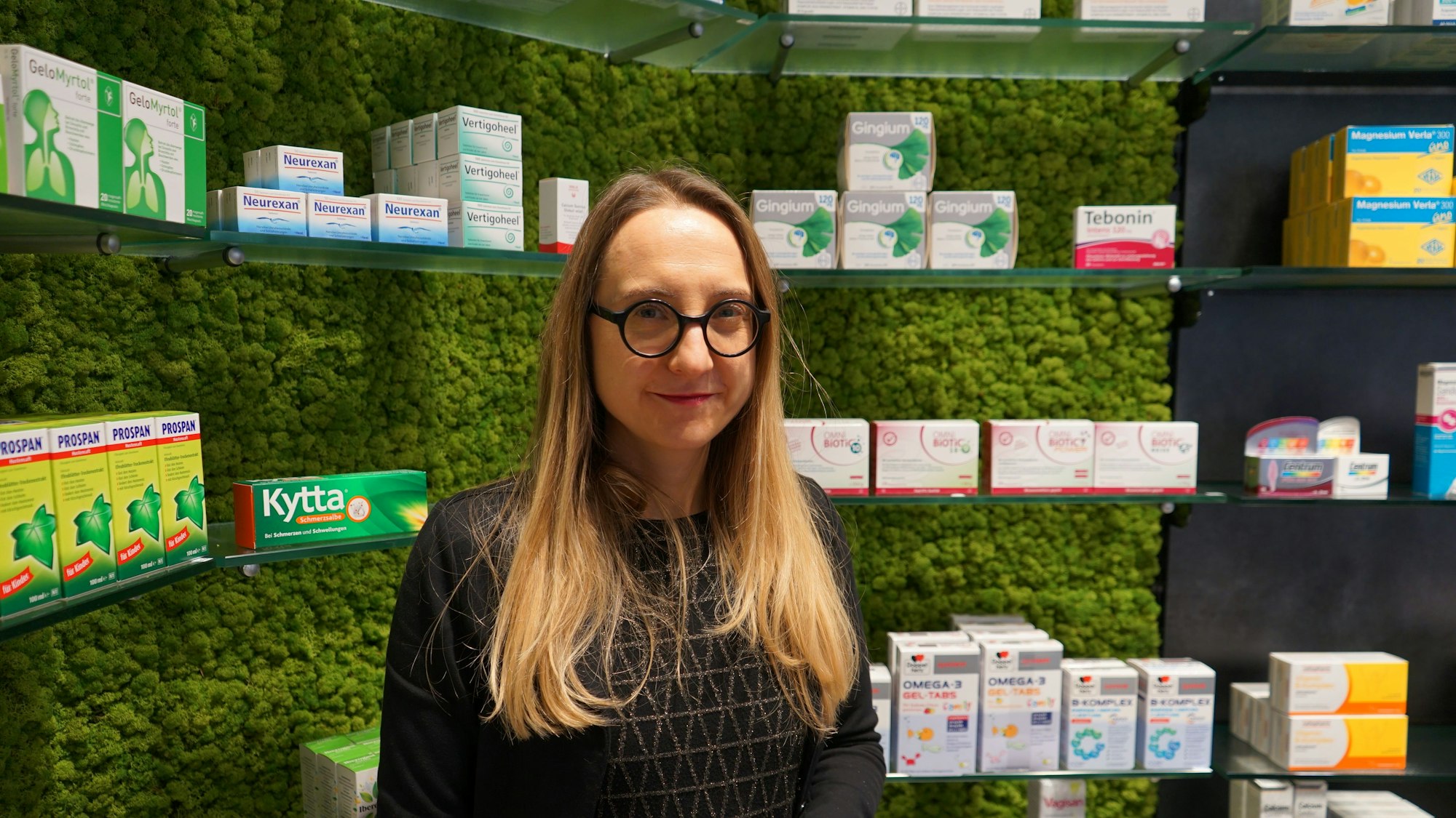 Die Apothekerin Nadine Freialdenhoven steht vor einem Regal mit Medikamenten.