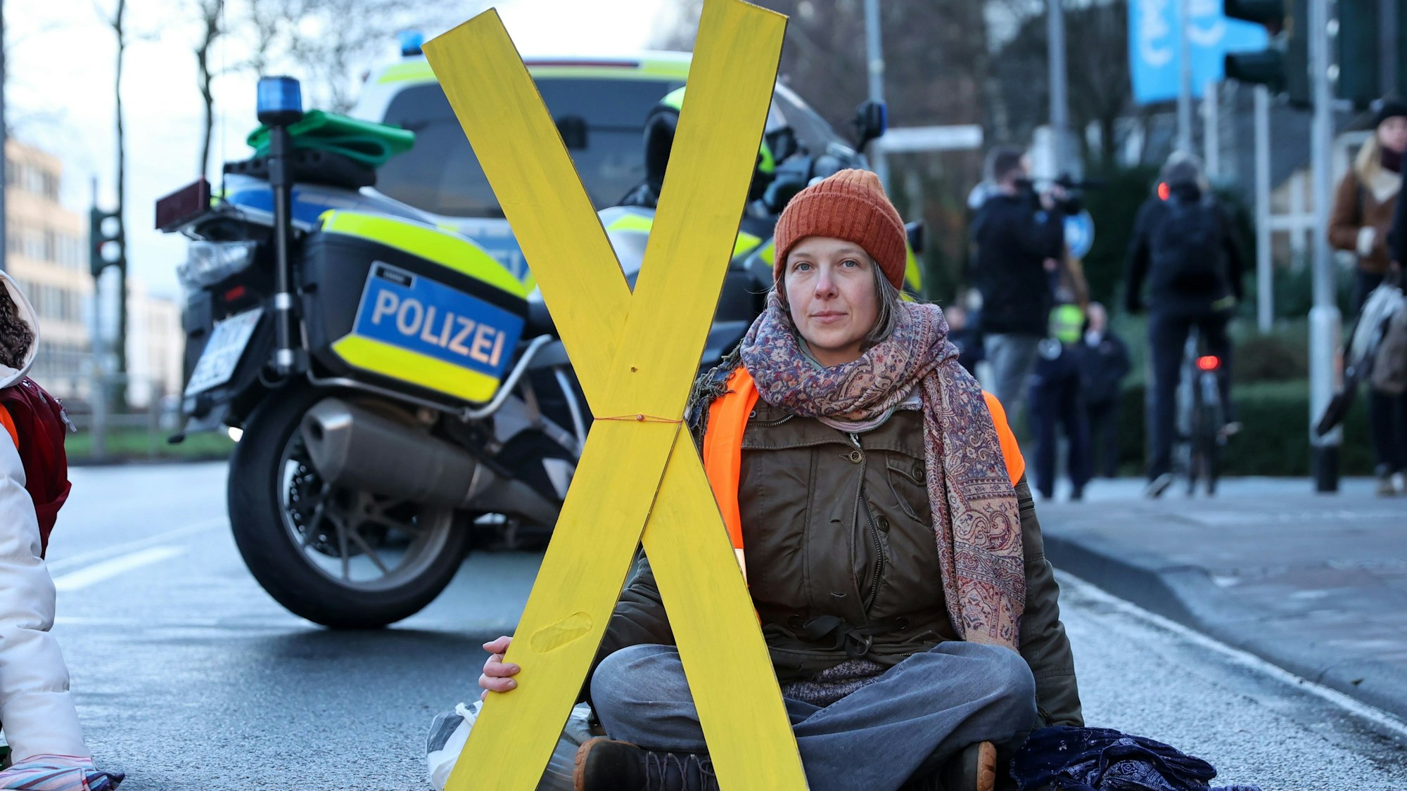 Die Aktivistin Caroline Schmidt bei einer Blockadeaktion auf der Aachener Straße im vergangenen Jahr.