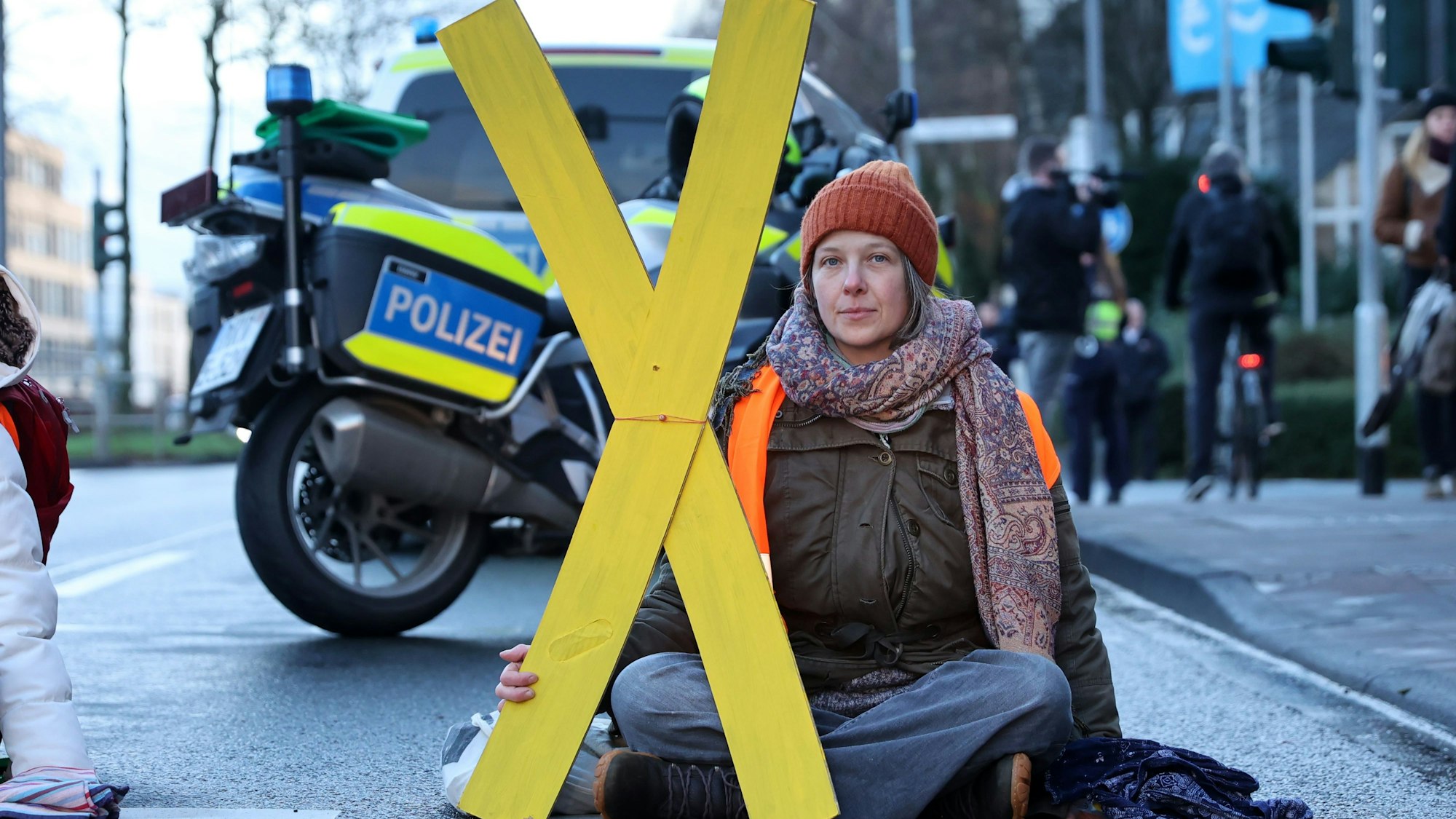Die Aktivistin Caroline Schmidt bei einer Klebeaktion der „Letzten Generation“ in Köln