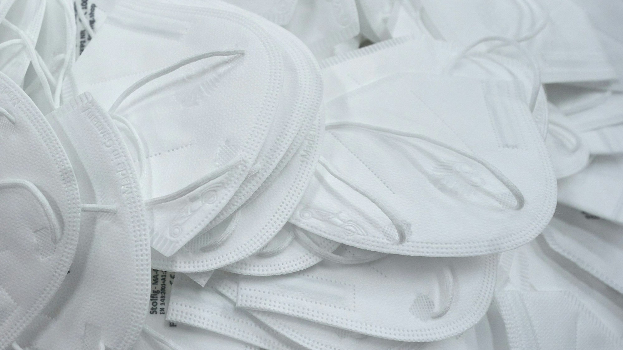 Es sind viele Masken zu sehen.