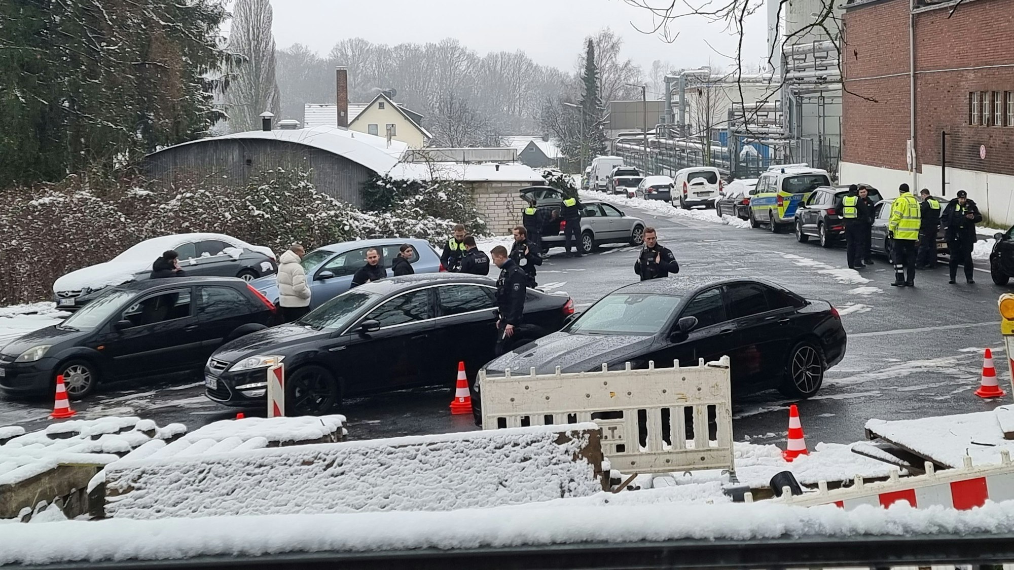 Abgesperrte Kontrollstelle der Polizei auf der Bürgermeister-Schmidt-Straße mit mehreren gestoppten Pkw.