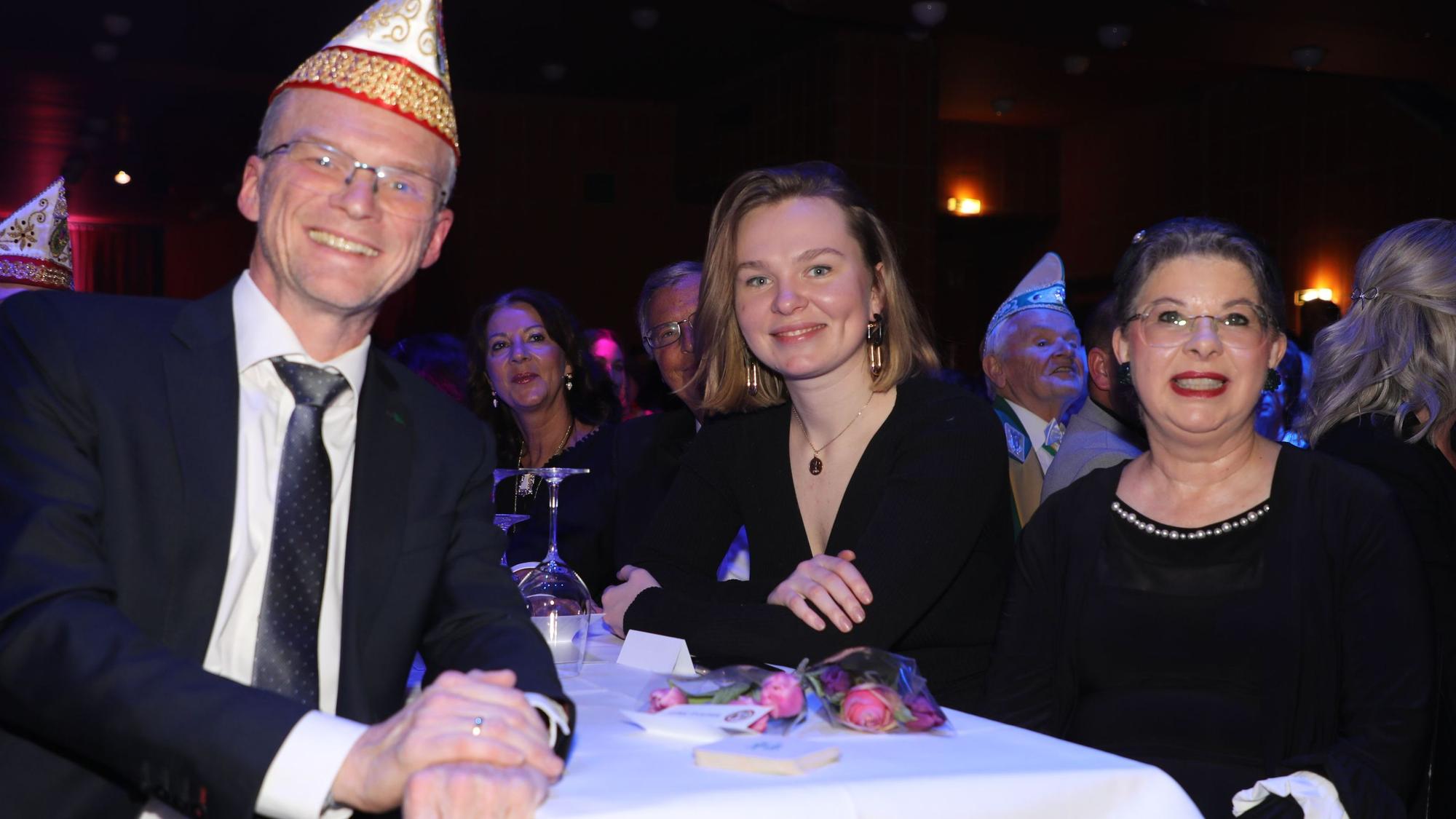 Alina Saraniuk aus Butscha sitzt mit Bürgermeister Frank Stein und seiner Frau Martina am Tisch im Saal der Proklamation.