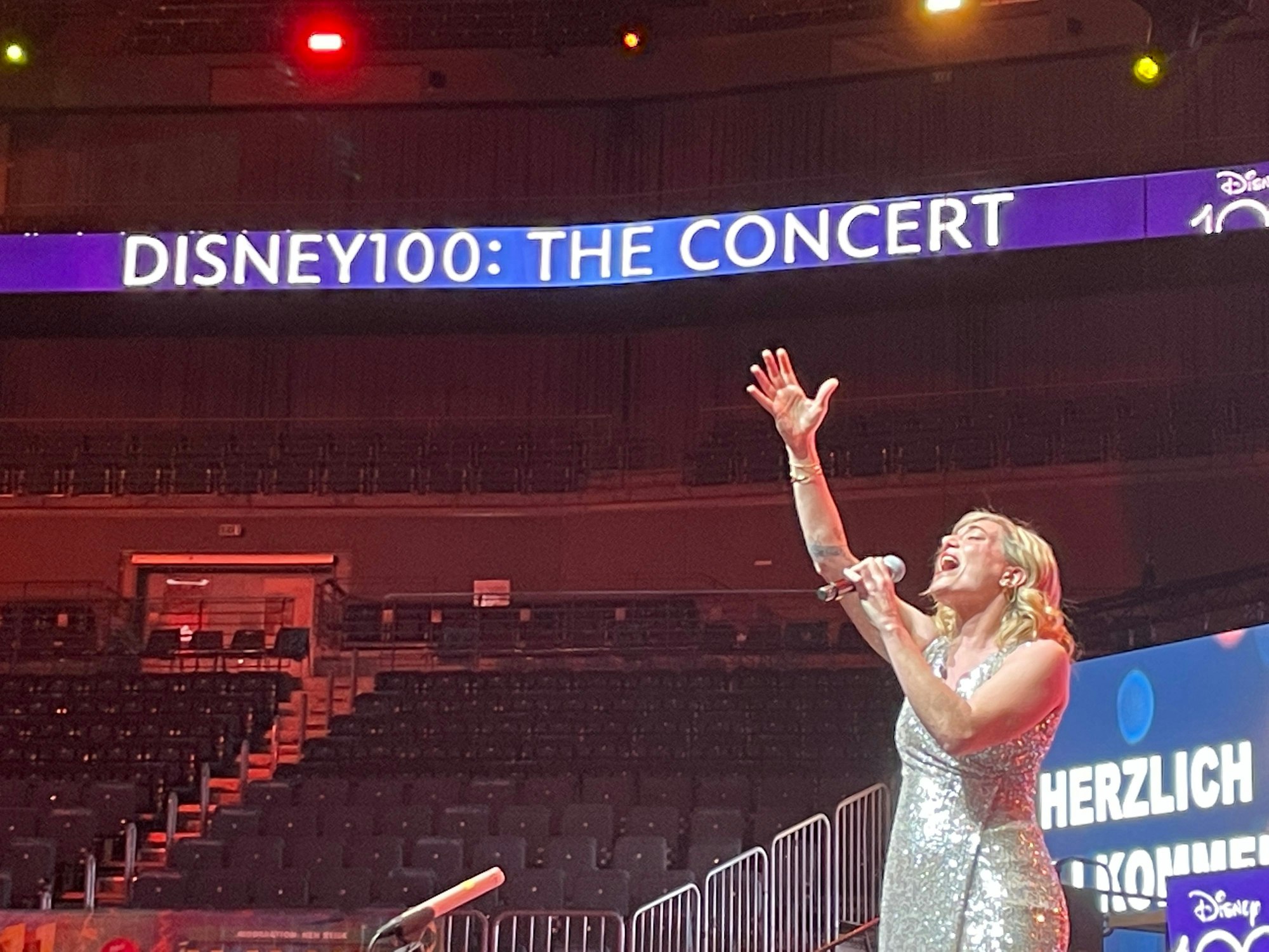 Musicaldarstellerin Roberta Valentini performt im Rahmen der Pressevorstellung von Disney100: The Concert.