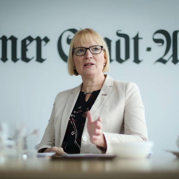 KVB-Chefin Stefanie Haaks vor dem Schriftzug des Kölner Stadt-Anzeiger