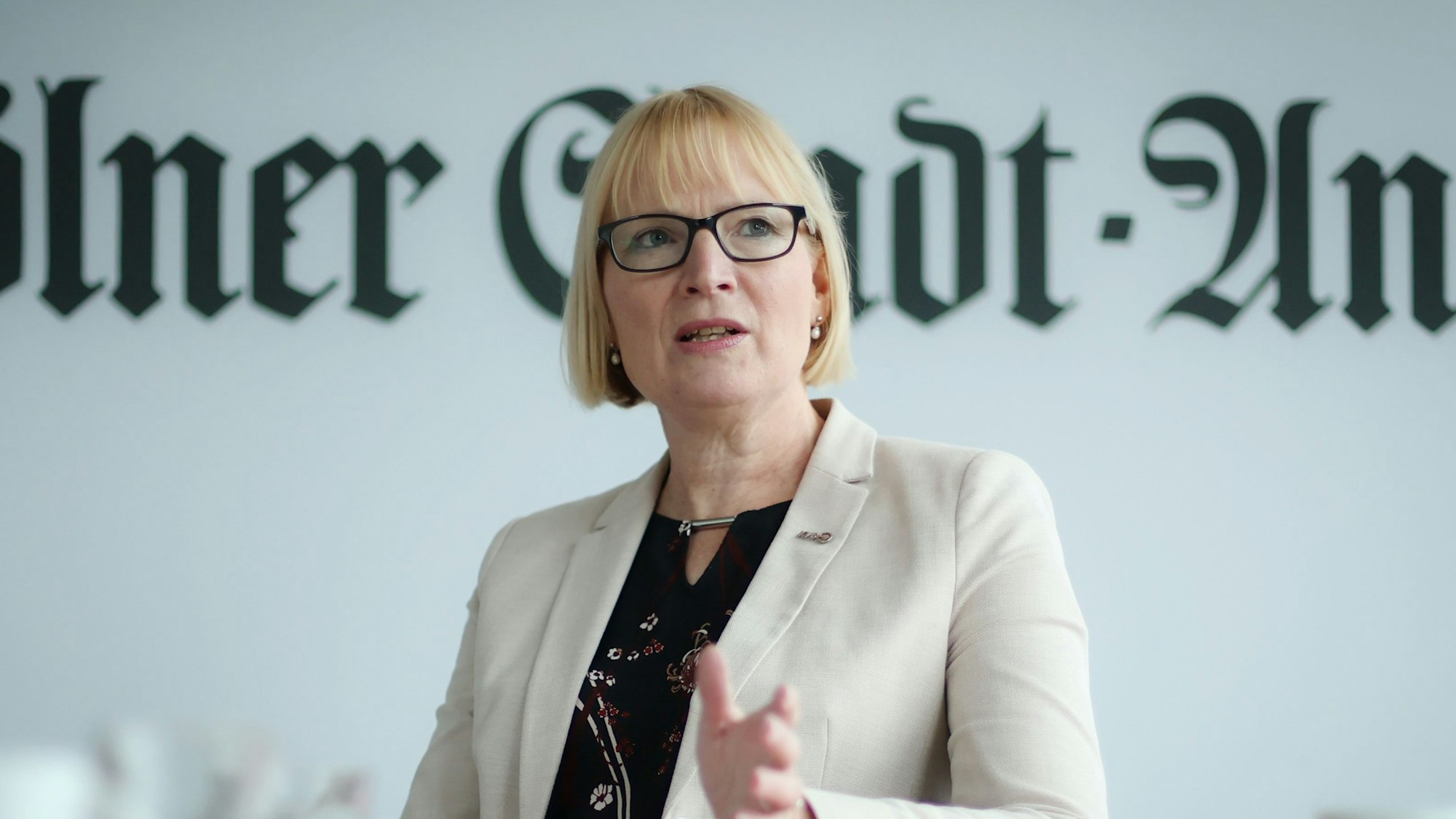 KVB-Chefin Stefanie Haaks vor dem Schriftzug des Kölner Stadt-Anzeiger