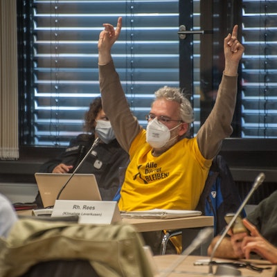 Benedikt Rees regt beide Arme und beansprucht Aufmerksamkeit in der Ratssitzung.