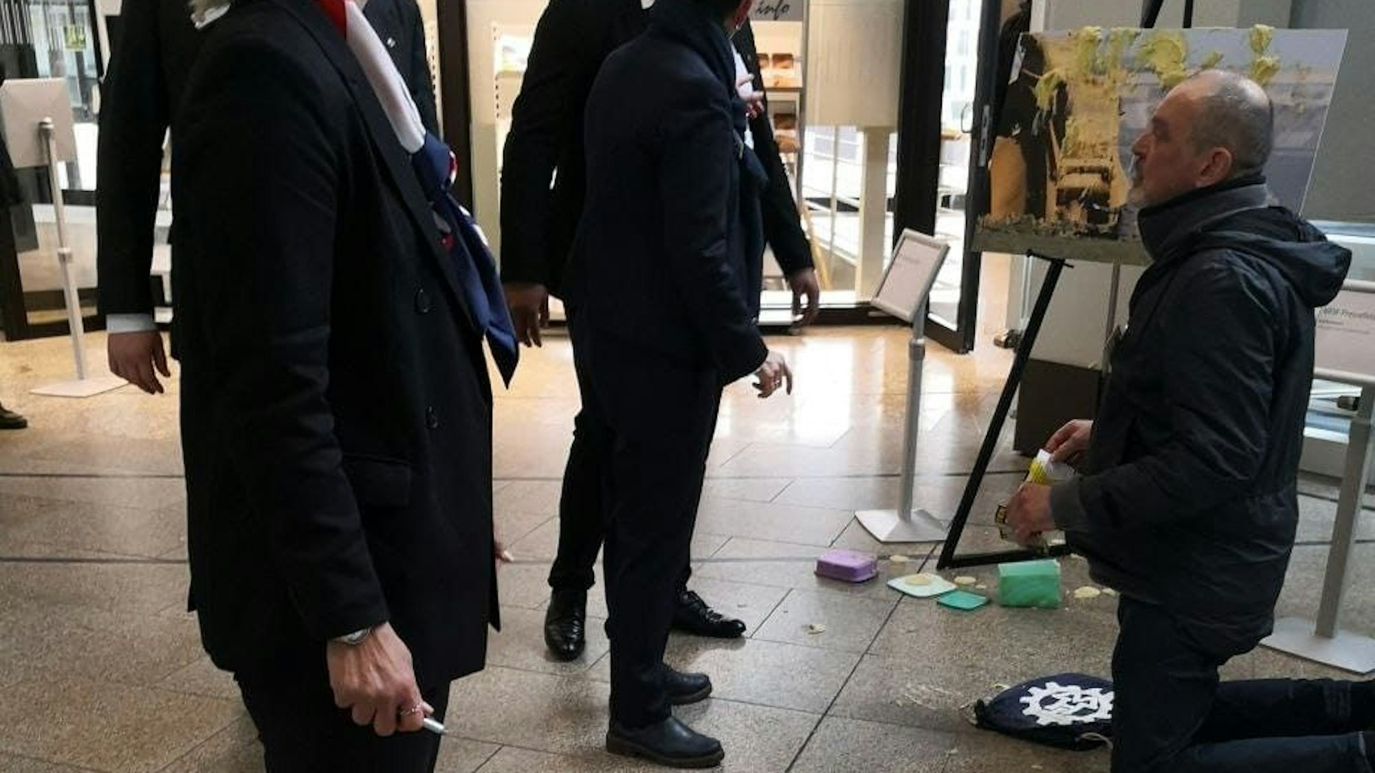 Winfried Bernhard wirft Kartoffelbrei im Landtag.