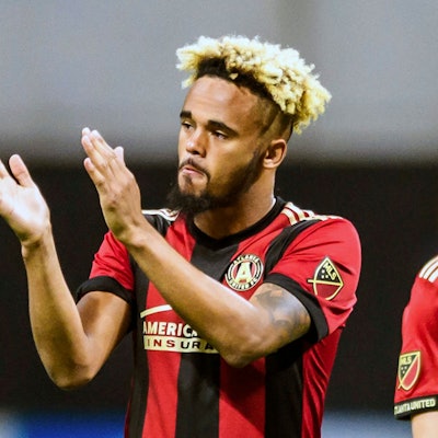 Anton Walkes klatscht auf dem Spielfeld in die Hände.