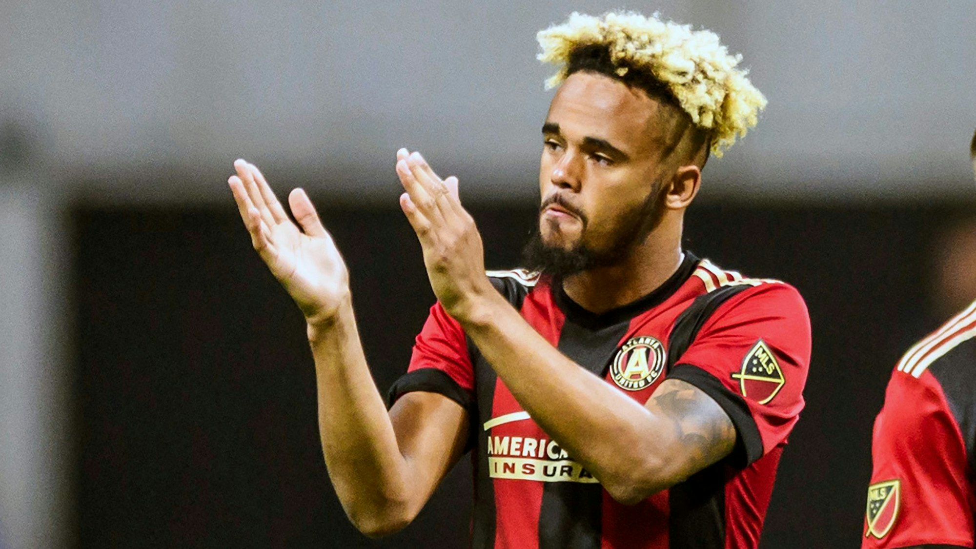 Anton Walkes klatscht auf dem Spielfeld in die Hände.