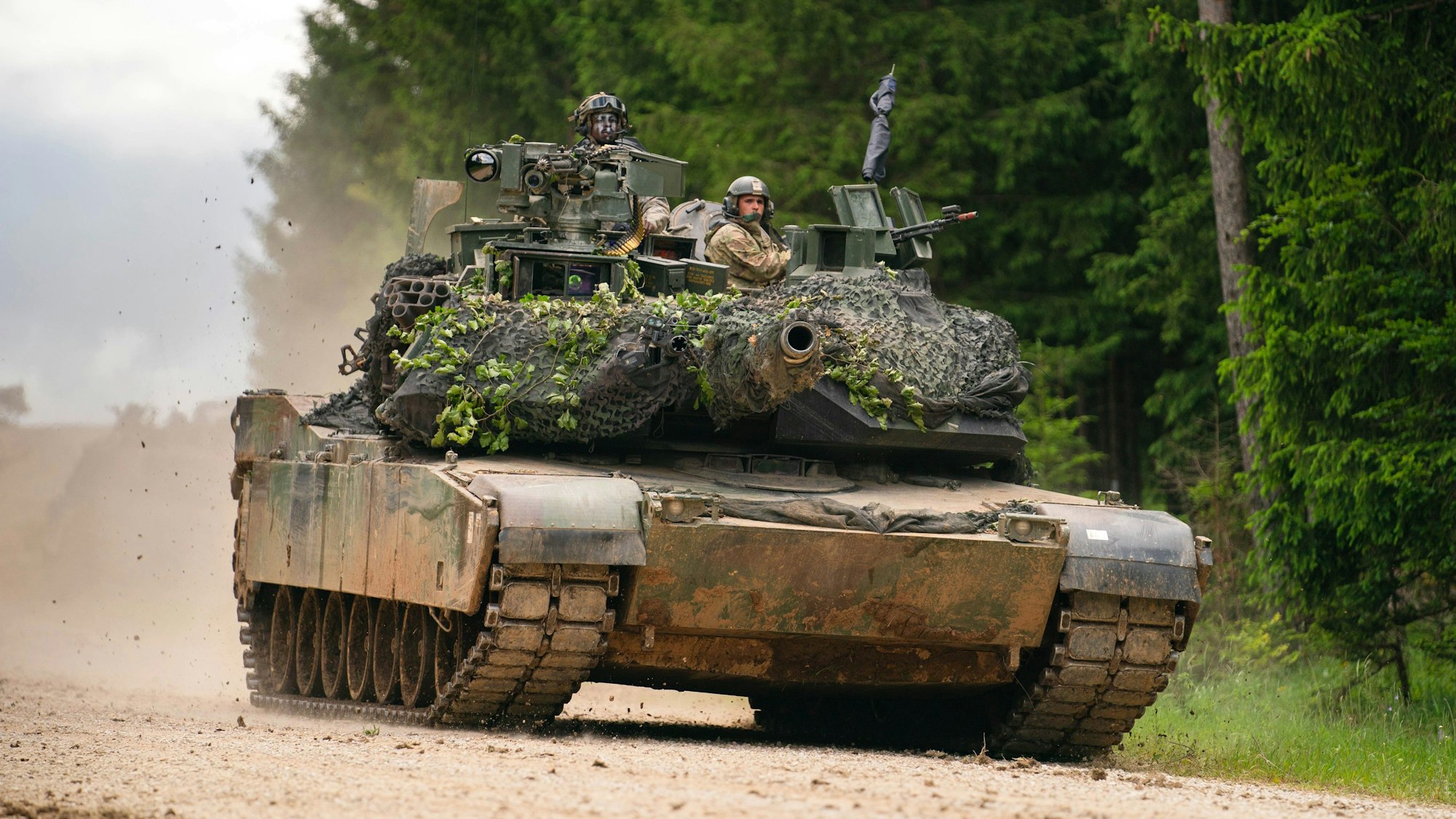 Ein Panzer des Typs M1 Abrams der US Army fährt während einer multinationalen Übung auf dem Truppenübungsplatz Hohenfels über eine Straße.