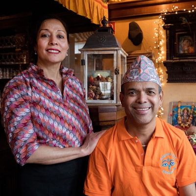 Die Inhaber des „Buddha’s Eye“, im Hintergrund mehrere kleine Altäre