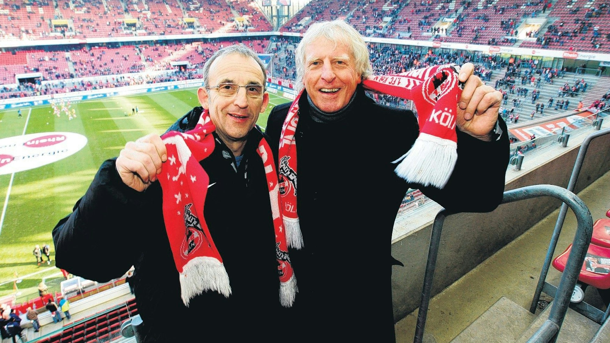 Das Bild zeigt den ehemaligen Fußballprofi Frank Ordenewitz vom und Erich Rutemöller im Rhein-Energie-Stadtion.