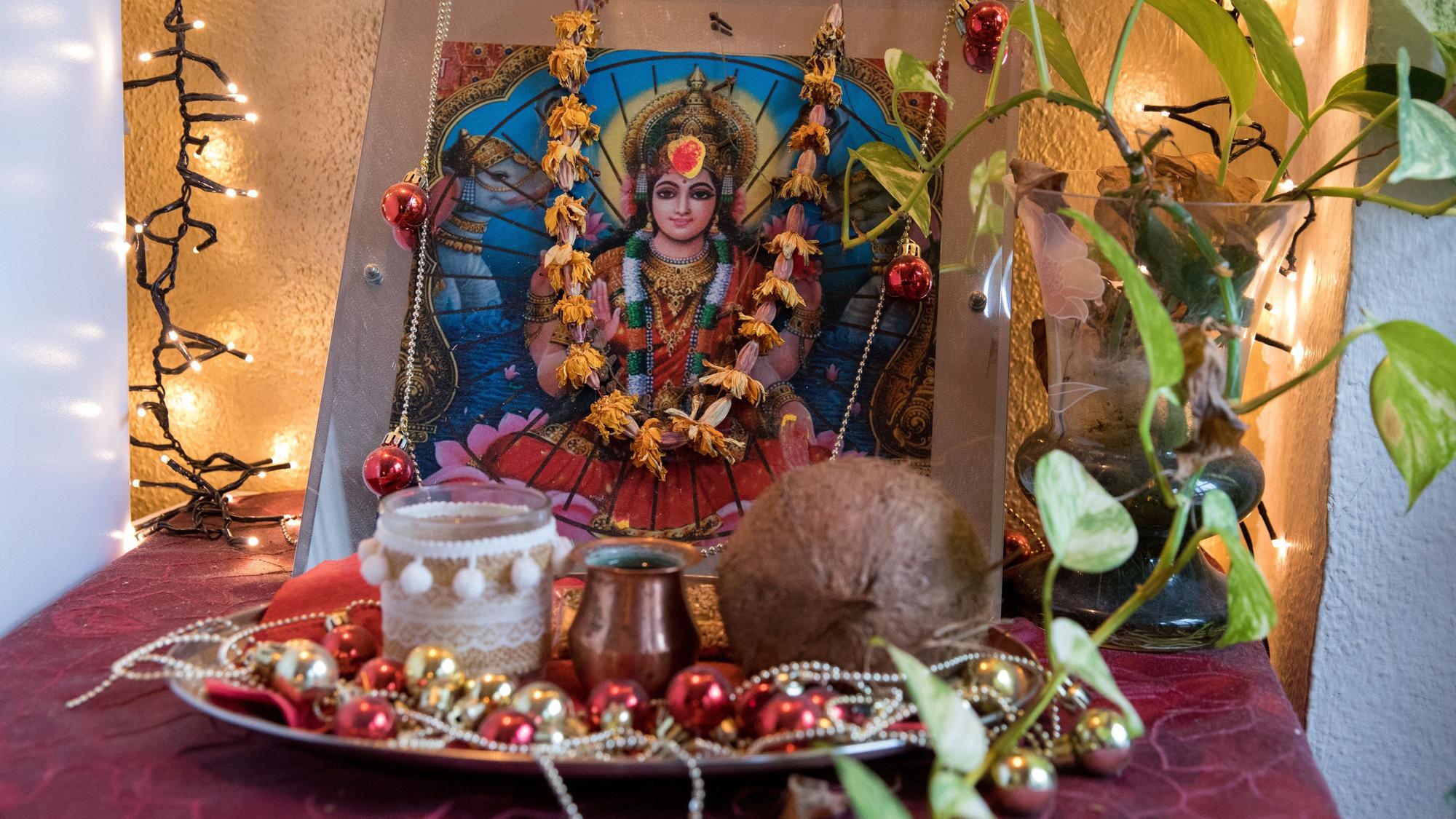 Ein blumengeschmückter Altar