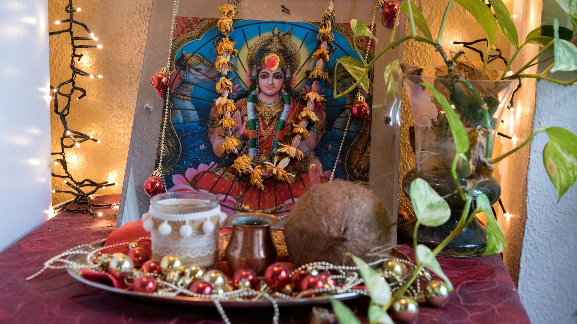 Ein blumengeschmückter Altar