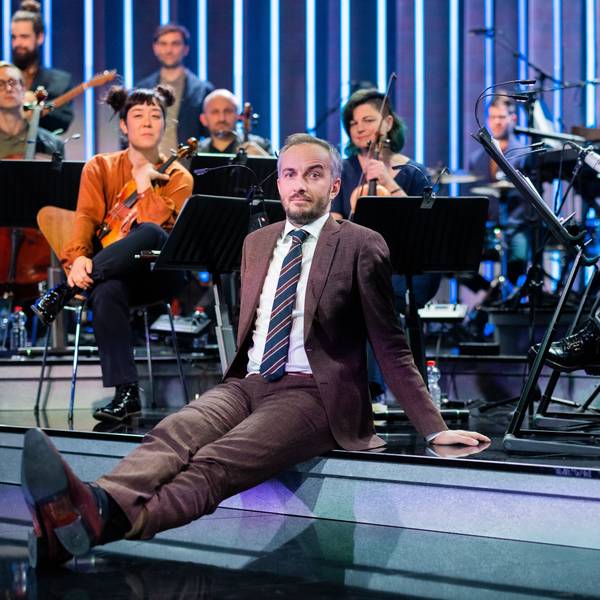 Jan Böhmermann, Moderator, sitzt im Anschluss an seine Late-Night-Show „ZDF Magazin Royal“ vor seinem Orchester, dem Rundfunk Tanzorchester Ehrenfeld.