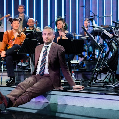 Jan Böhmermann, Moderator, sitzt im Anschluss an seine Late-Night-Show „ZDF Magazin Royal“ vor seinem Orchester, dem Rundfunk Tanzorchester Ehrenfeld.