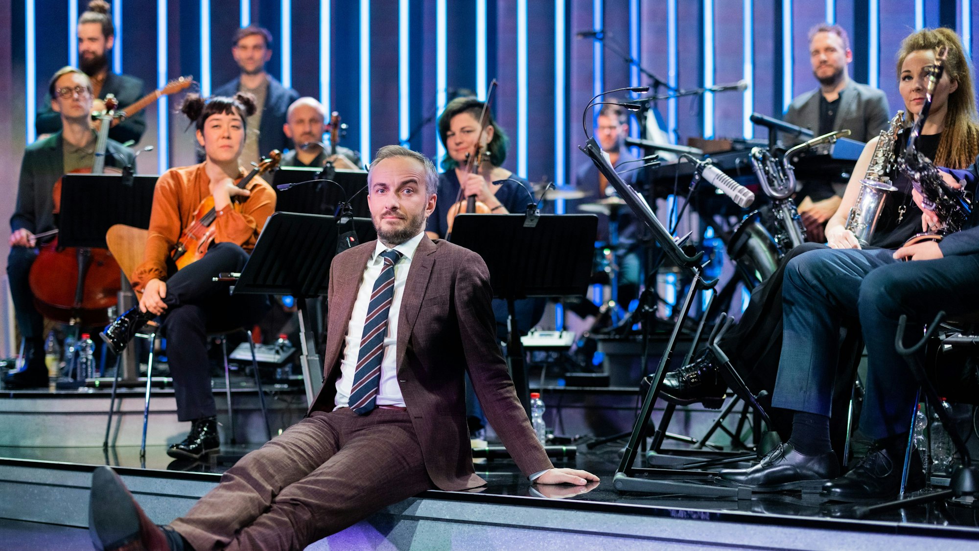 Jan Böhmermann, Moderator, sitzt im Anschluss an seine Late-Night-Show „ZDF Magazin Royal“ vor seinem Orchester, dem Rundfunk Tanzorchester Ehrenfeld.