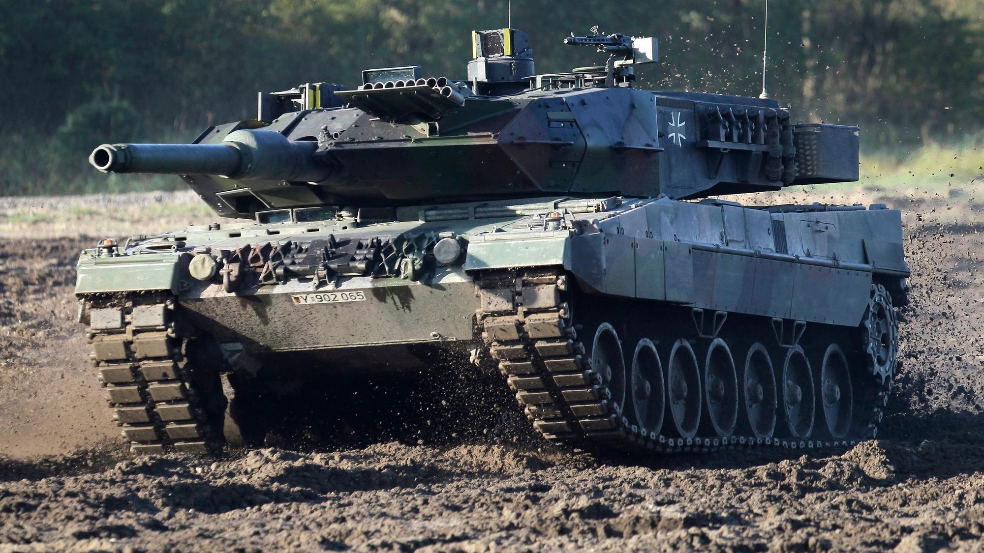 Ein Kampfpanzer des Typs Leopard 2 bei einer Übung im niedersächsischen Munster. (Archivbild)