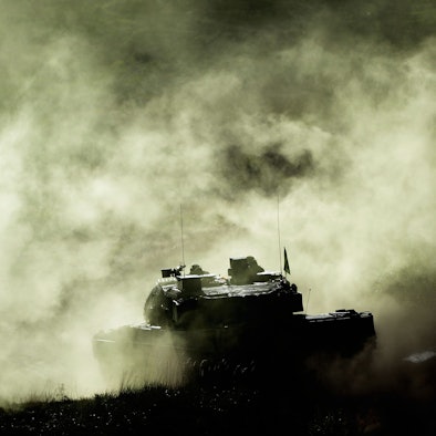 Ein Kampfpanzer Leopard 2 schießt während einer Bundeswehrübung.