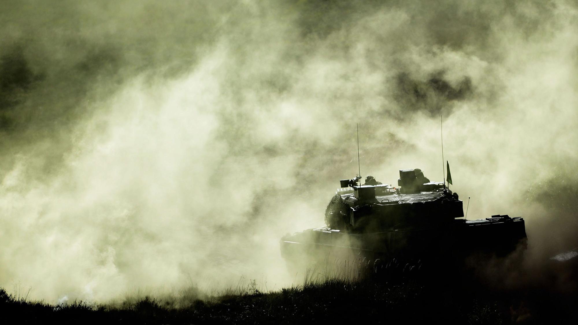 Ein Kampfpanzer Leopard 2 schießt während einer Bundeswehrübung.