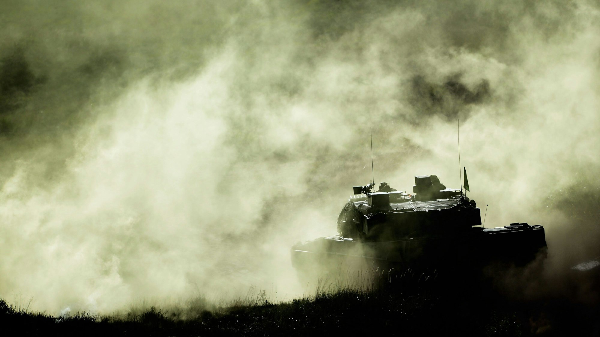 Ein Kampfpanzer Leopard 2 schießt während einer Bundeswehrübung.