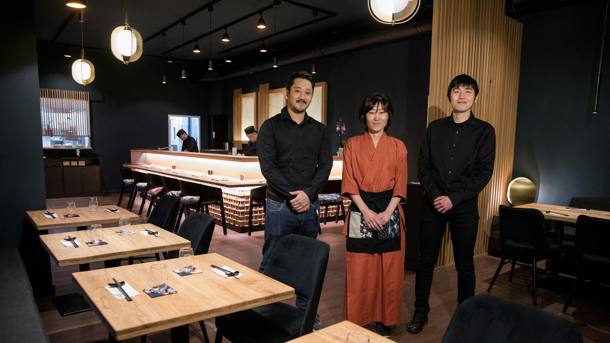 Die Geschäftsführung Masato Mizuma, Mitsou Maletzki-Kim und Takahisa Nakamura (v.l.). stehen im Restaurant.