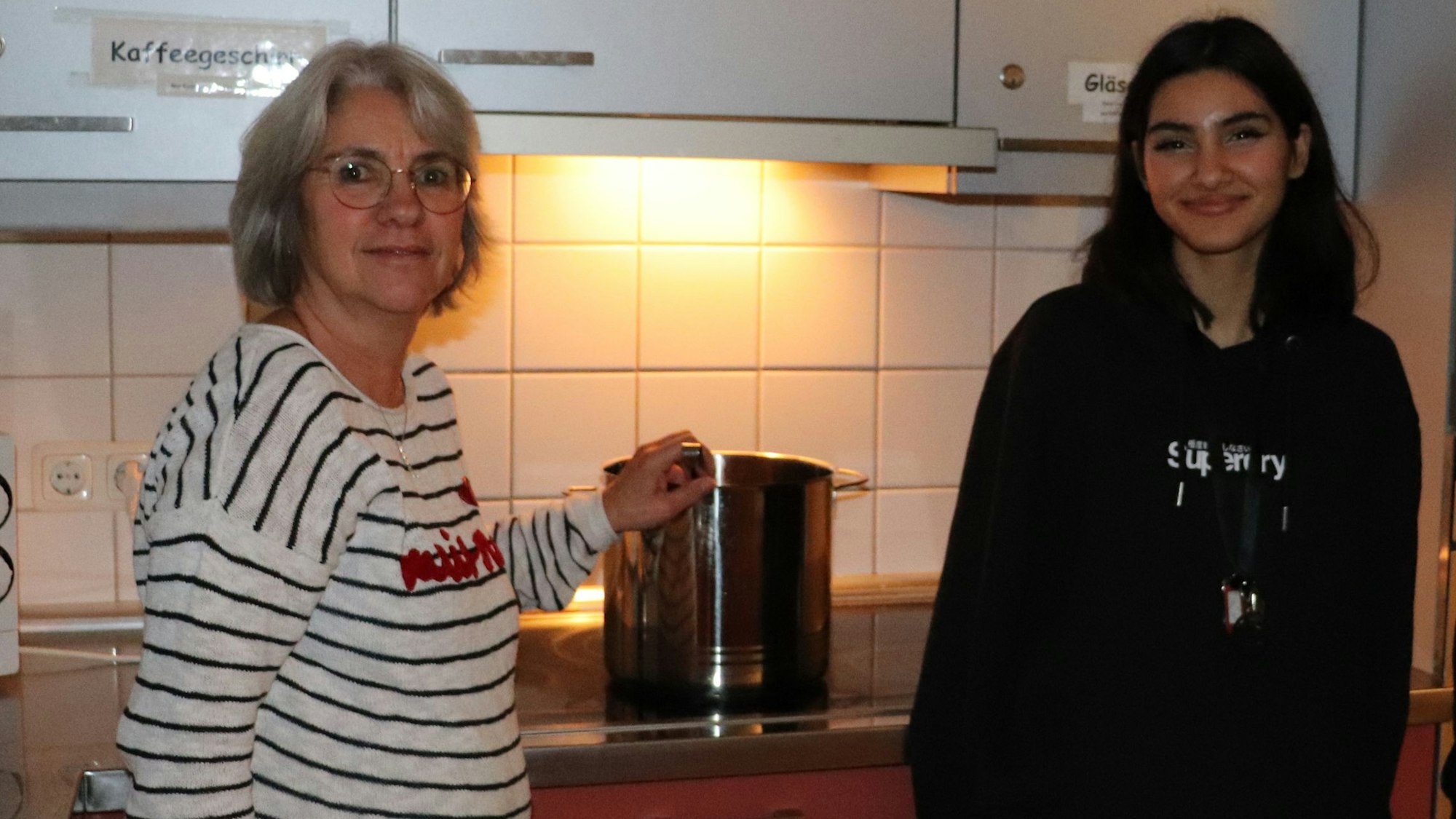 Hauswirtschaftlerin Daniela Steinhoff und eine 19-jährige Bewohnerin des Teresa-von-Avila-Haus stehen in der Küche des Mädchenwohnheims.