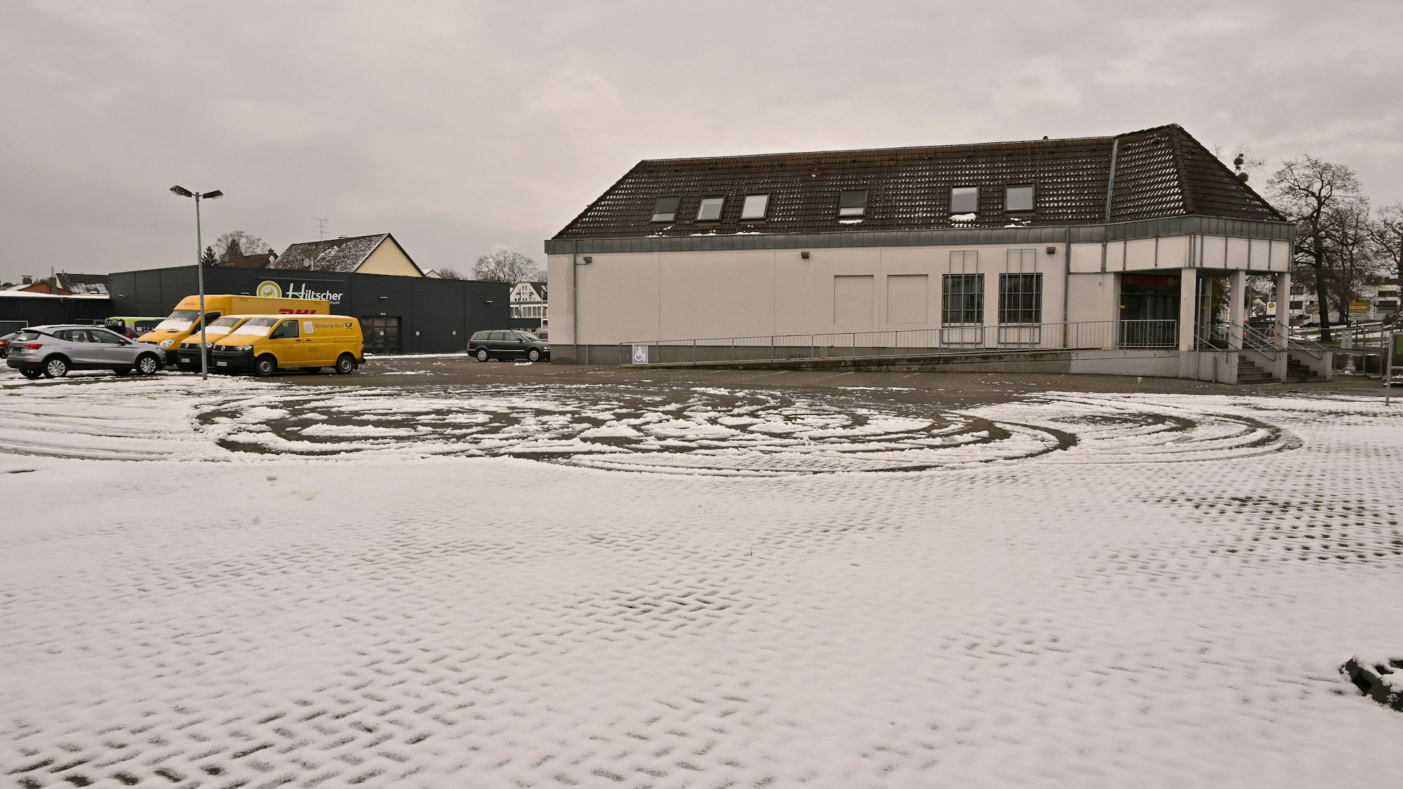Der Platz vor der ehemaligen Molkerei in Bergisch Gladbach-Heidkamp ist mit Schnee bedeckt.