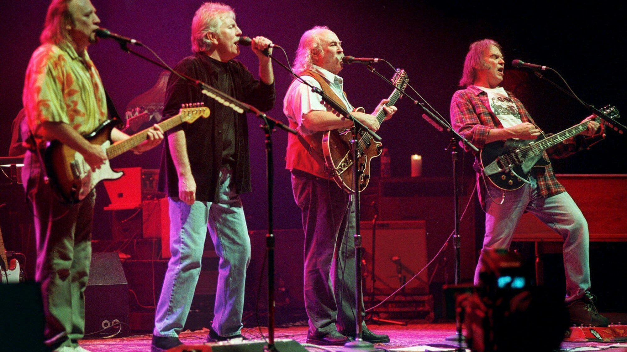 Stephens Stills, Graham Nash, David Crosby und Neil Young (l-r) performen bei einer Version von Youngs «Southern Man» während eines Konzerts in Los Angeles.