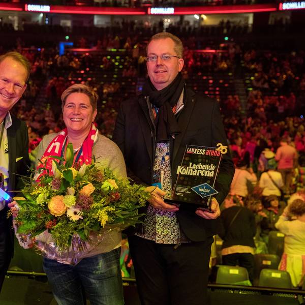 Ehrung zu 25 Jahren „Lachende Kölnarena“: Natahlie Drmota, Michael Burgmer (r.) und Arena-Geschäftsführer Stefan Löcher.