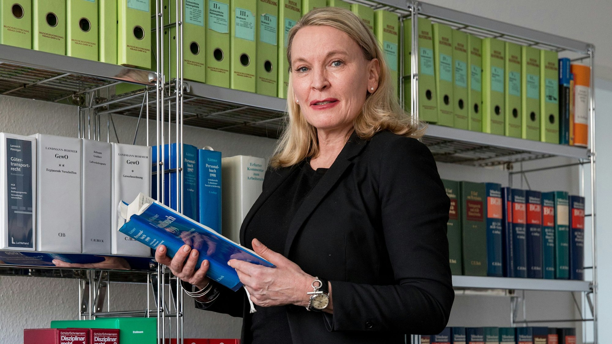 Nicole Langen in ihrer Kölner Kanzlei