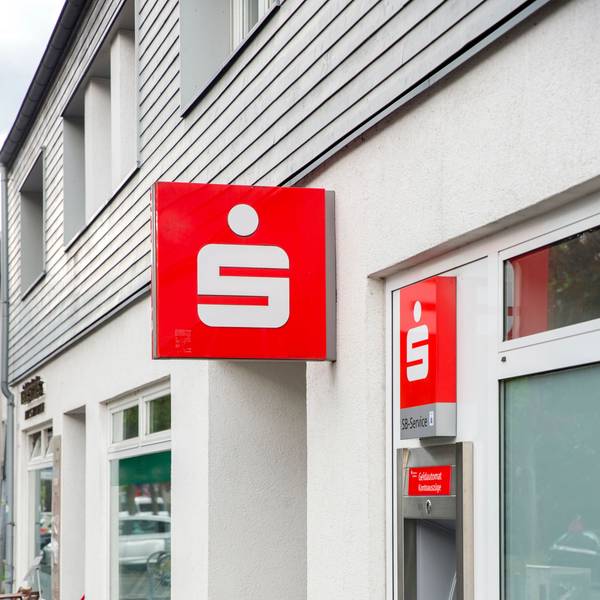 Ein Geldautomat der Sparkasse Köln/Bonn an der Markusstraße in Köln.