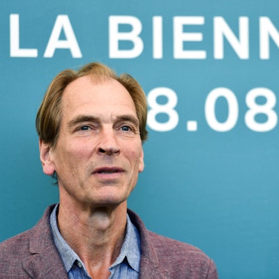 Schauspieler Julian Sands steht auf dem roten Teppich der Biennale. Der Brite wird nach einer Wanderung am Mount Baldy in den USA sei mehreren Wochen vermisst. (Archivbild)
